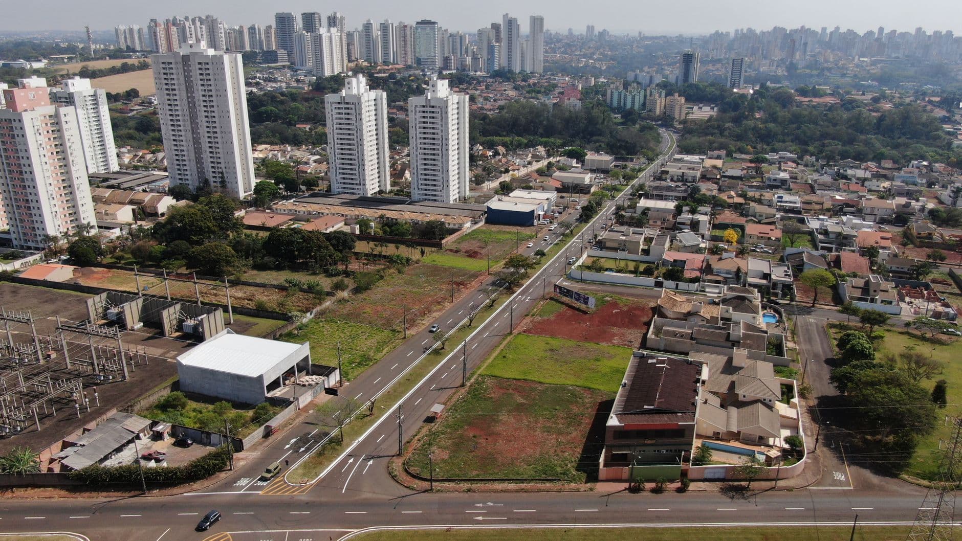 Aerial view of high-rise buildings and residential areas in Parque Residencial Alcantara, Brazil.